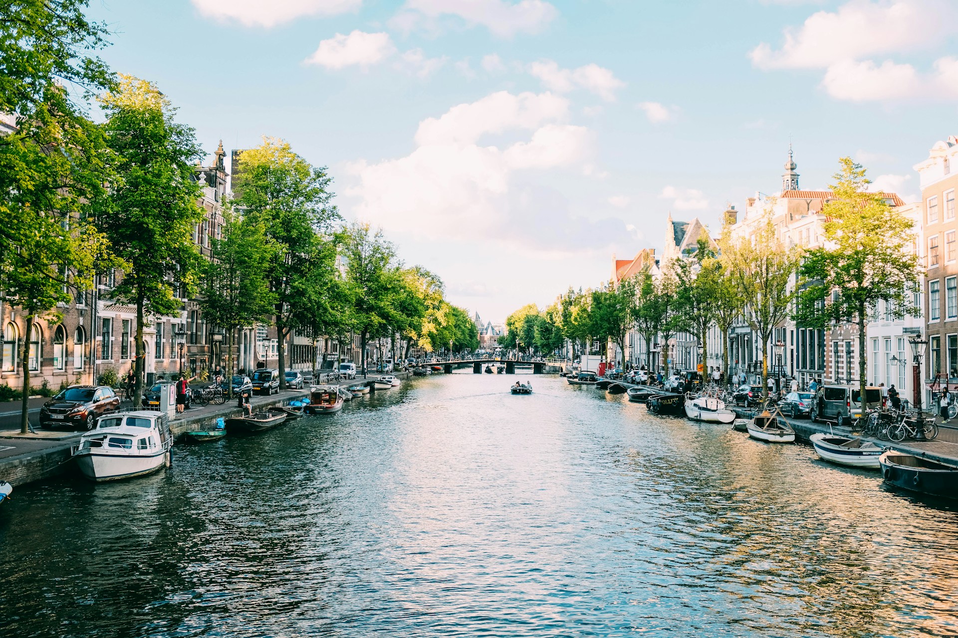 Sunlit Canals and Cultural Radiance